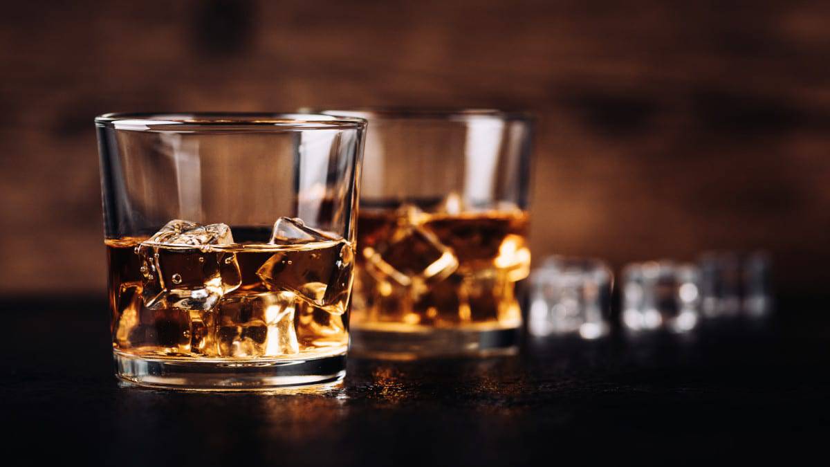 Whisky,,Bourbon,Or,Cognac,With,Ice,Cubes,On,Black,Stone