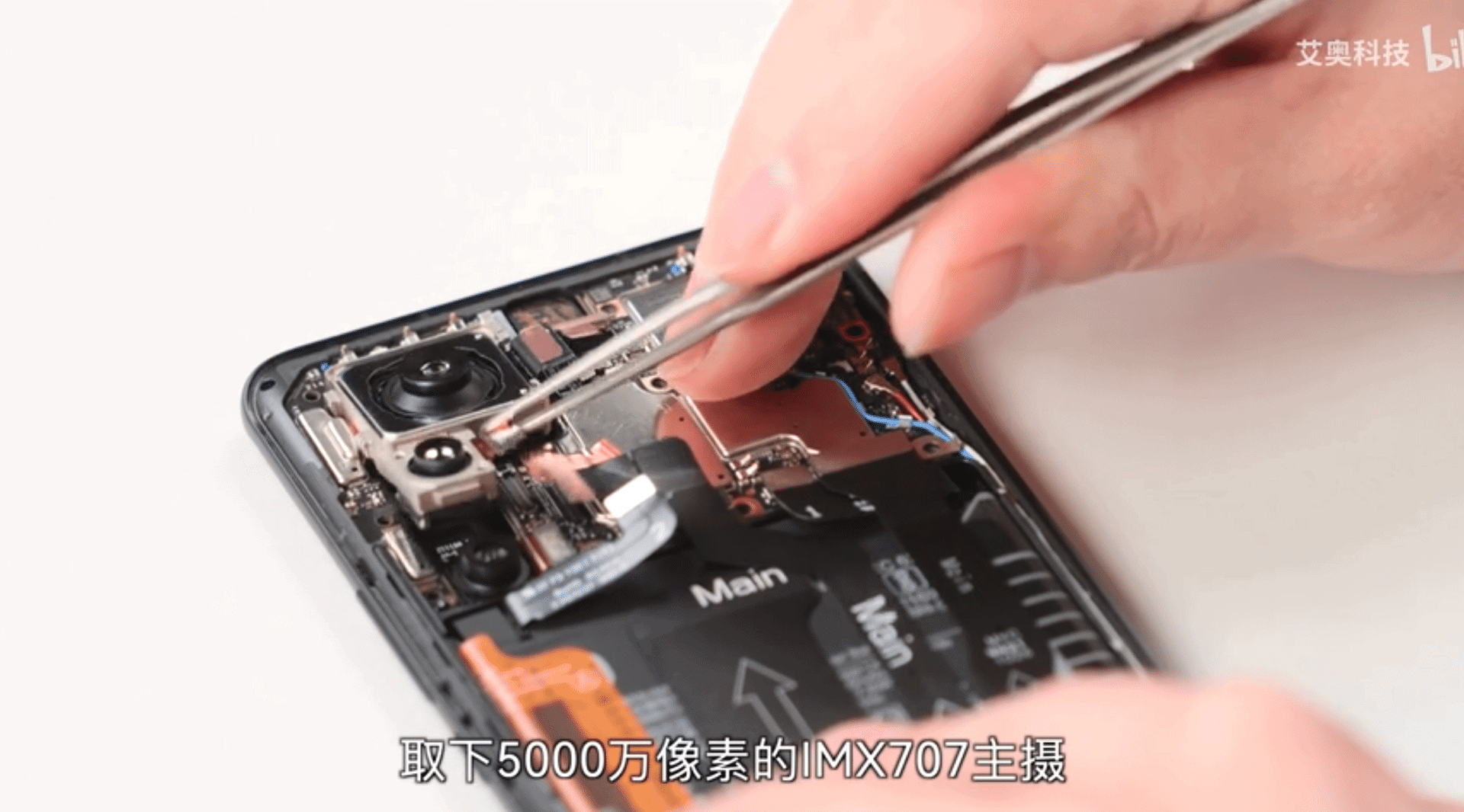 Xiaomi 12 Pro passa por desmanche (Imagem: reprodução/Bilibili)