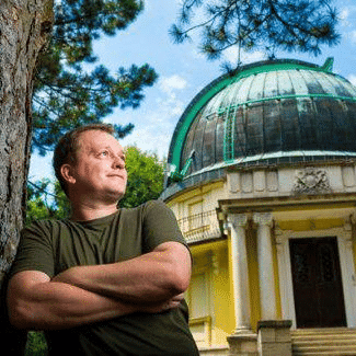 Astrônomo Krisztián Sárneczky em frente ao Observatório de Piszkéstető, onde a descoberta foi feita