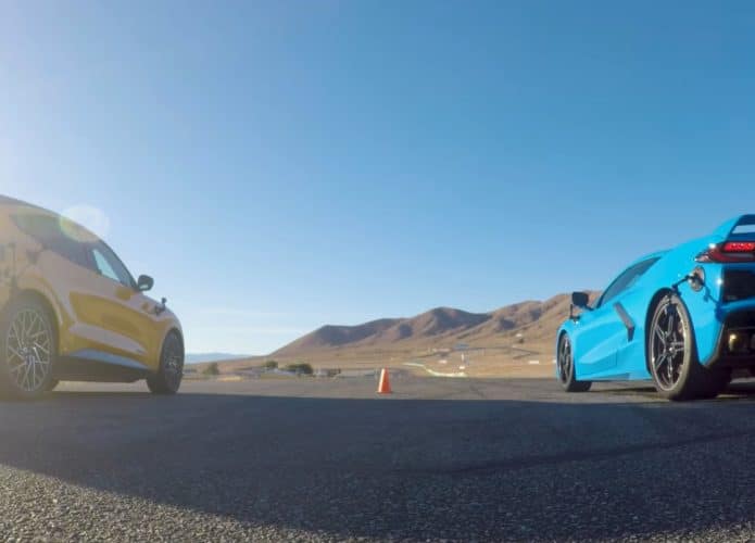 Um Mach-E e um Corvette C8 prontos para uma corrida