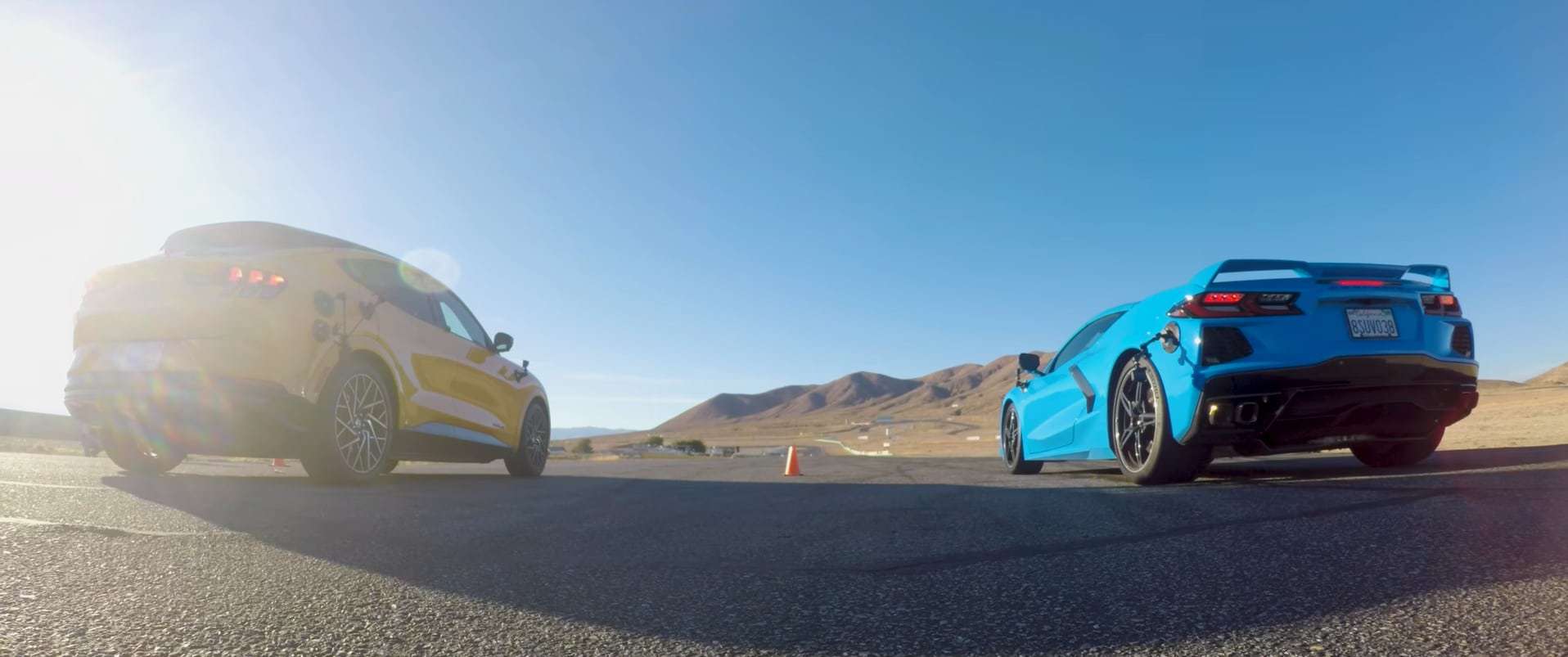 Um Mach-E e um Corvette C8 prontos para uma corrida