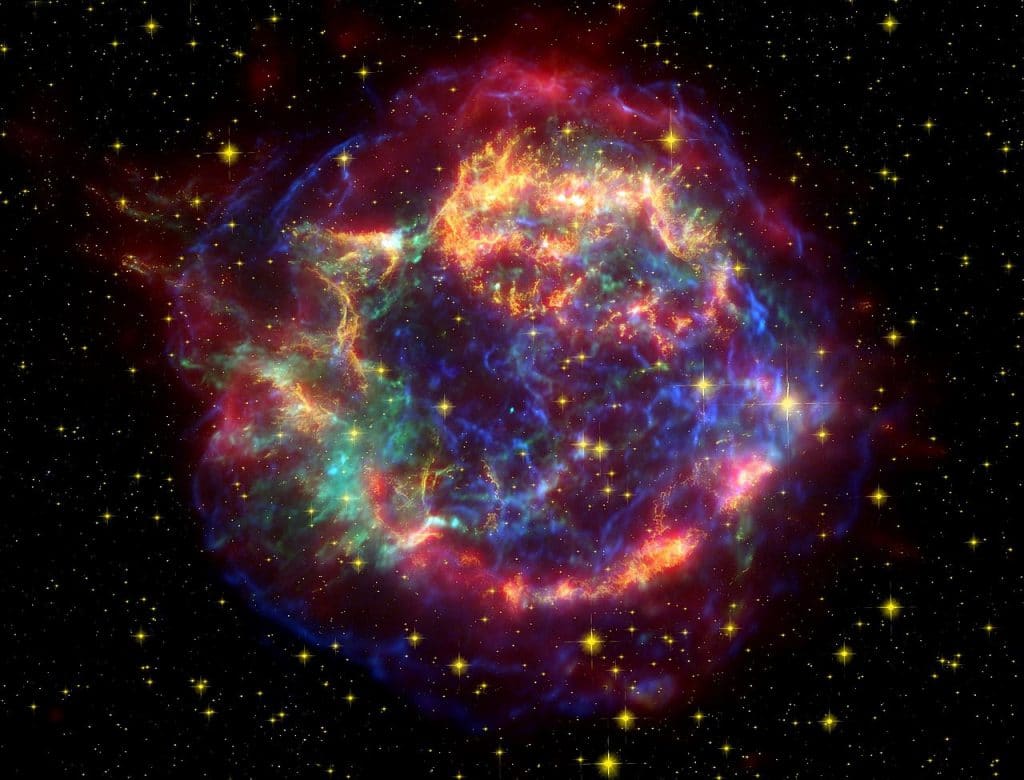 Cassiopeia A, resquício de uma supernova em imagem composta feita a partir de observações dos telescópios espaciais Hubble, Spitzer e Chandra X-Ray Observatory