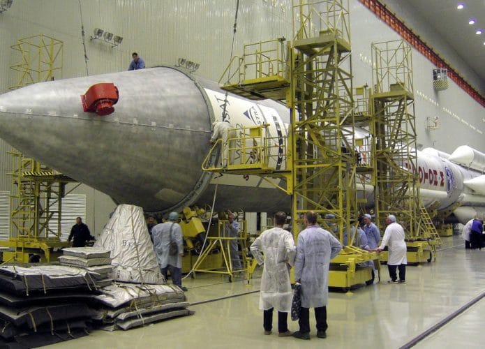 Foguete Proton-M sendo preparado para o lançamento no cosmódromo de Baikonur