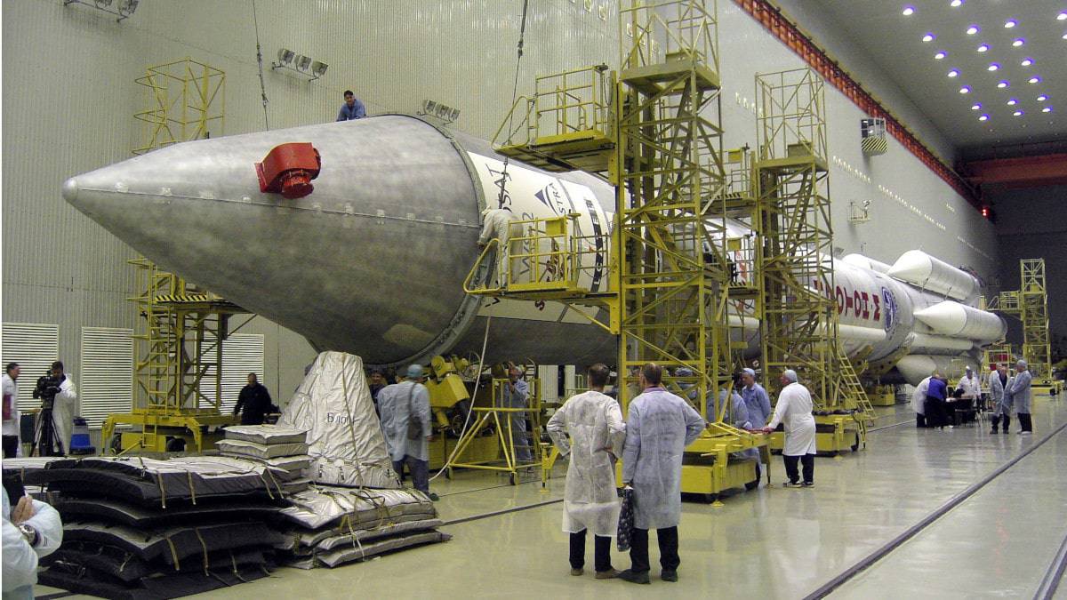 Foguete Proton-M sendo preparado para o lançamento no cosmódromo de Baikonur