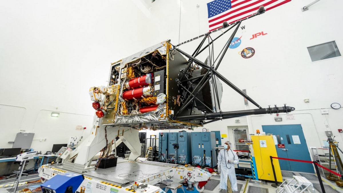 Espaçonave Psyche sendo preparada em laboratório da Nasa