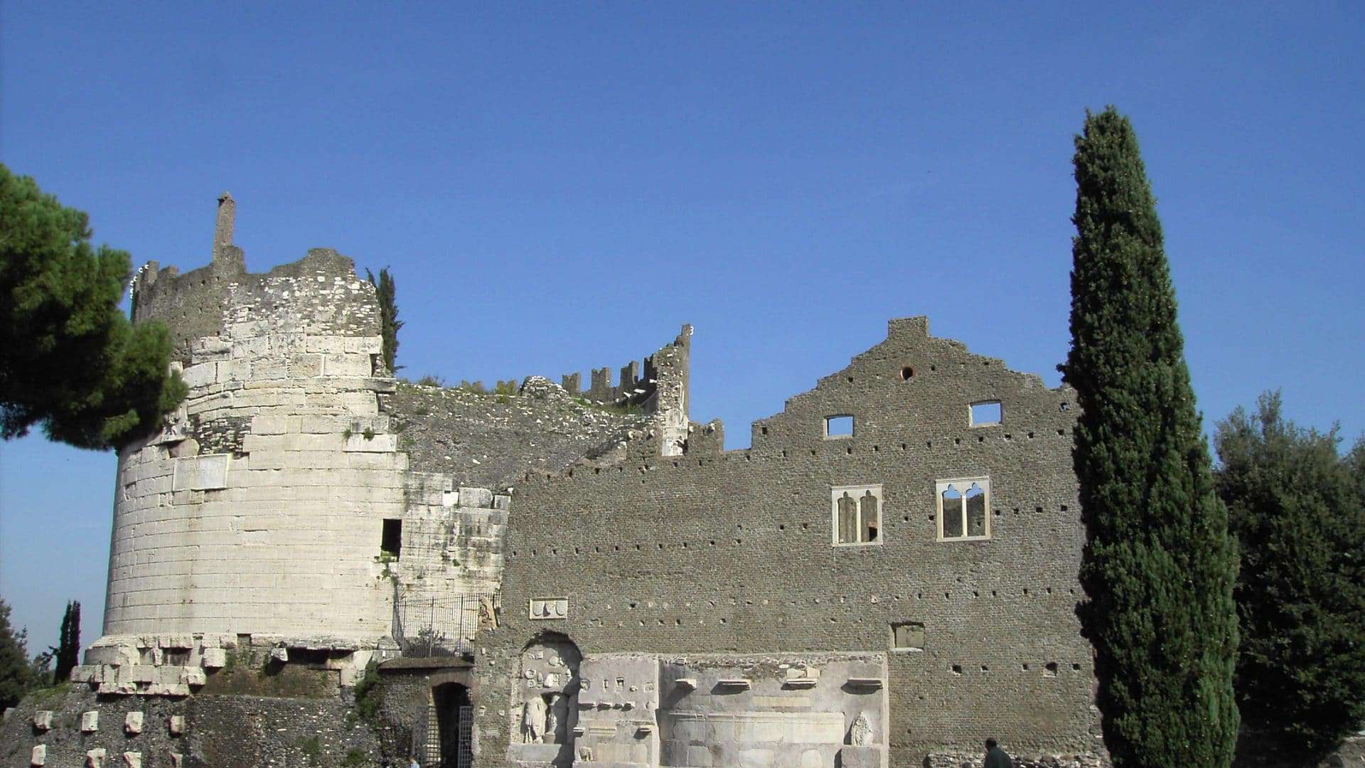 Roma_Appia_Antica_-_mausoleo_Cecilia_Metella-1920x1080