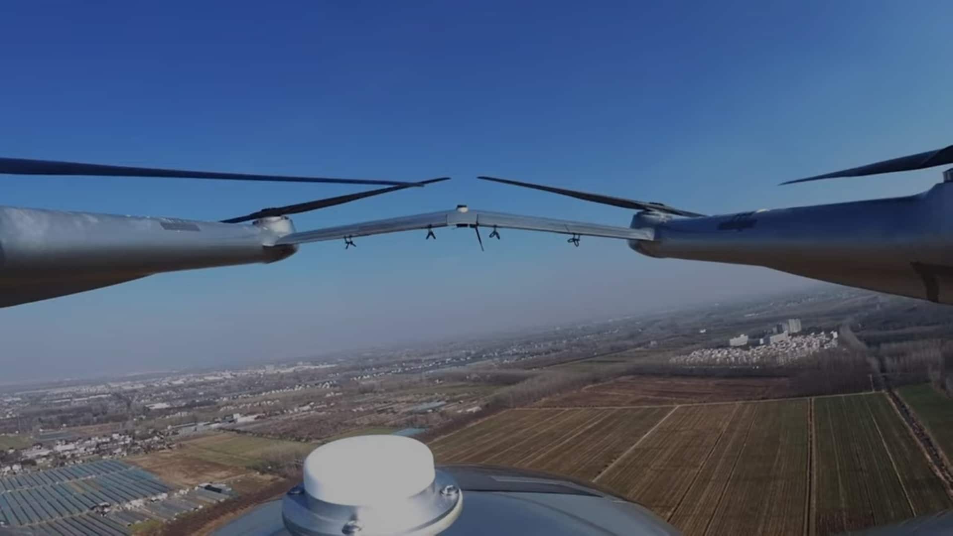 Cena do eVTOL fazendo a transição de voo vertical para horizontal