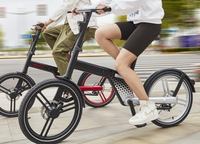 Pessoas pedalando cada uma sua bicicleta elétrica dobrável da Honbike