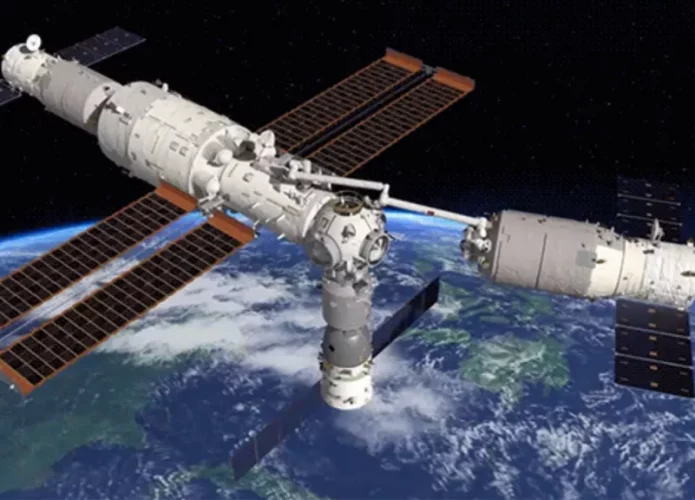 braco-robotico-estacao-espacial-da-china-695x500.webp