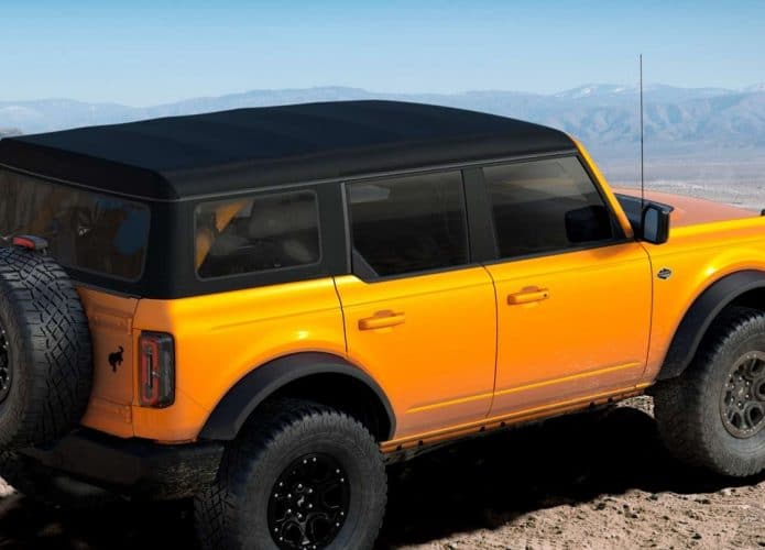 Ford Bronco amarelo com capota preta