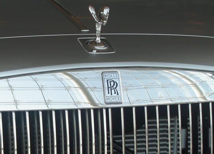 Detalhes da frente de um carro de luxo da Rolls-Royce
