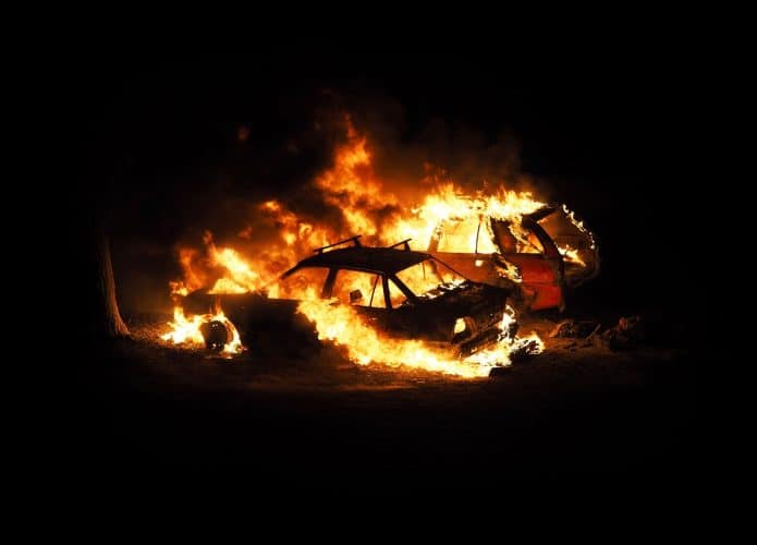 Carro pegando fogo