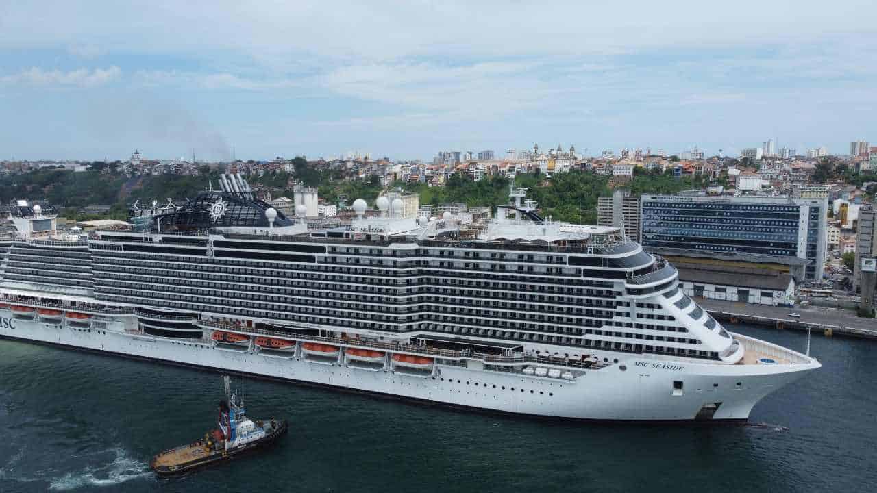 Cruzeiro MSC Seaside em porto de Salvador