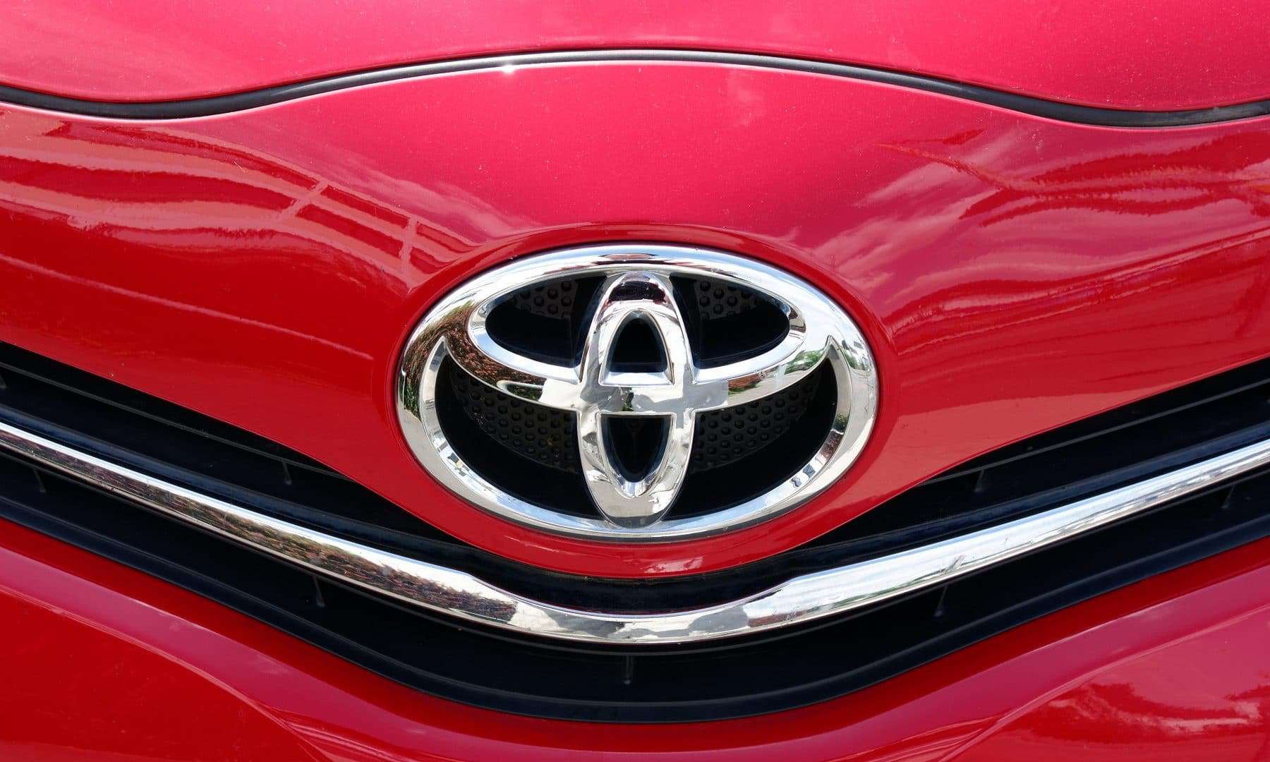 Detalhe de logomarca da Toyota