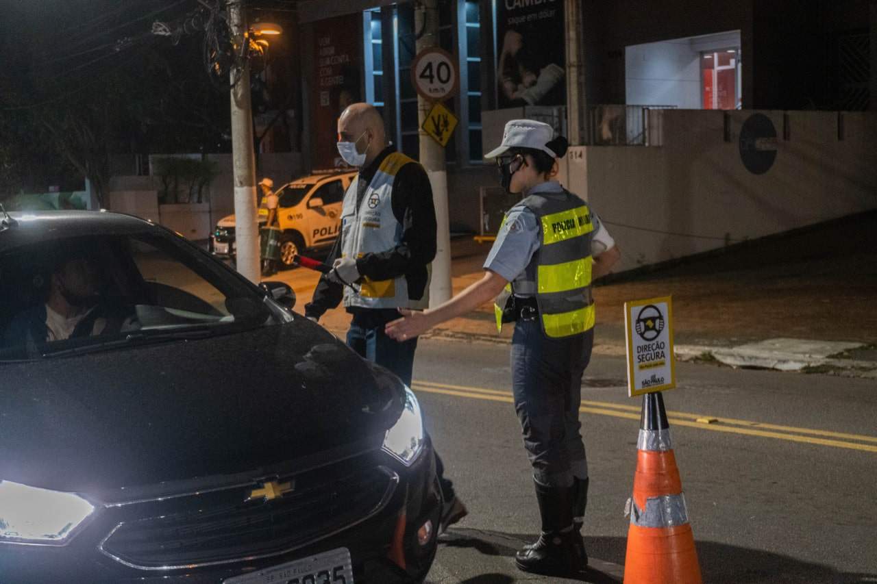 Agentes atuando em blitz e fazendo uso de teste do bafômetro