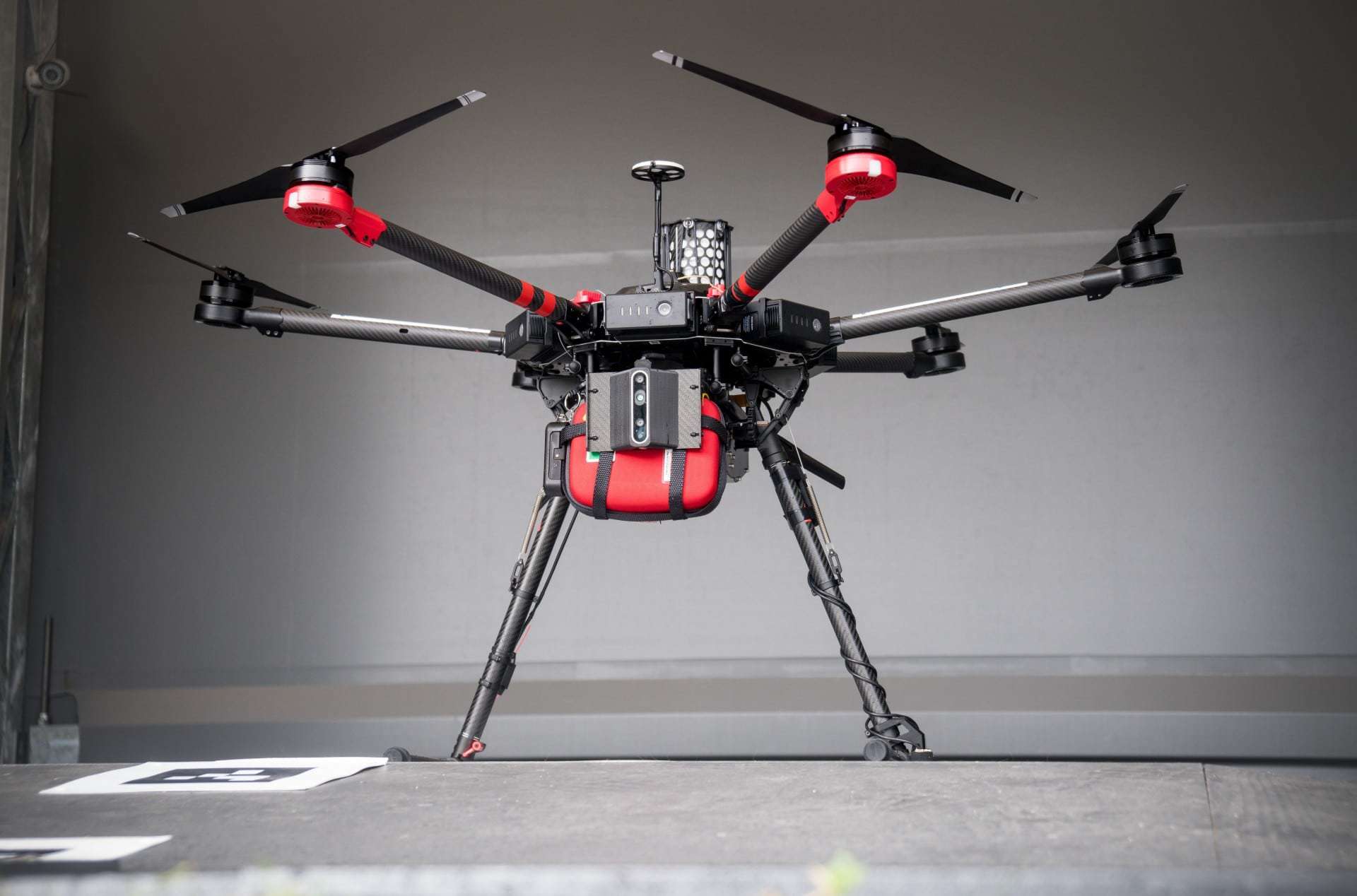 Drone carregando um desfibrilador salva a vida de uma pessoa