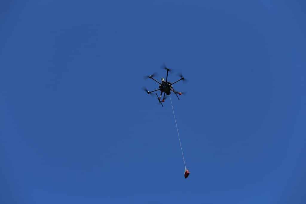 Drone entregando o desfibrilador