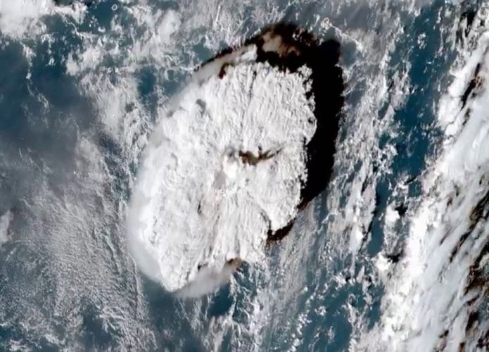 Erupção do vulcão Hunga Tonga, registrada por satélite dos EUA