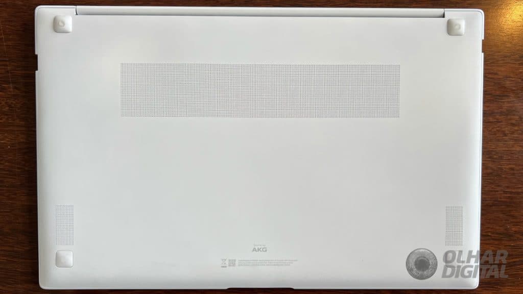 Furos para ar e som no Galaxy Book Pro (2021) (Imagem: André Fogaça/Olhar Digital)