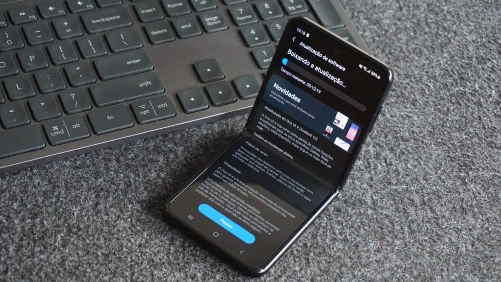 Galaxy Z Flip 3 com Android 12 (Imagem: André Fogaça/Olhar Digital)