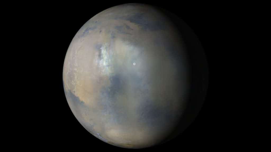 Em leitura feita por instrumentos de análise de sonda na atmosfera, NASA viu que a posição do Ingenuity (círculo branco) estava ofuscada por partículas de tempestade ocorrida em Marte (Imagem: NASA/Divulgação)