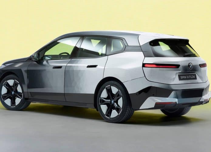 Carro BMW iX Flow que muda de cor