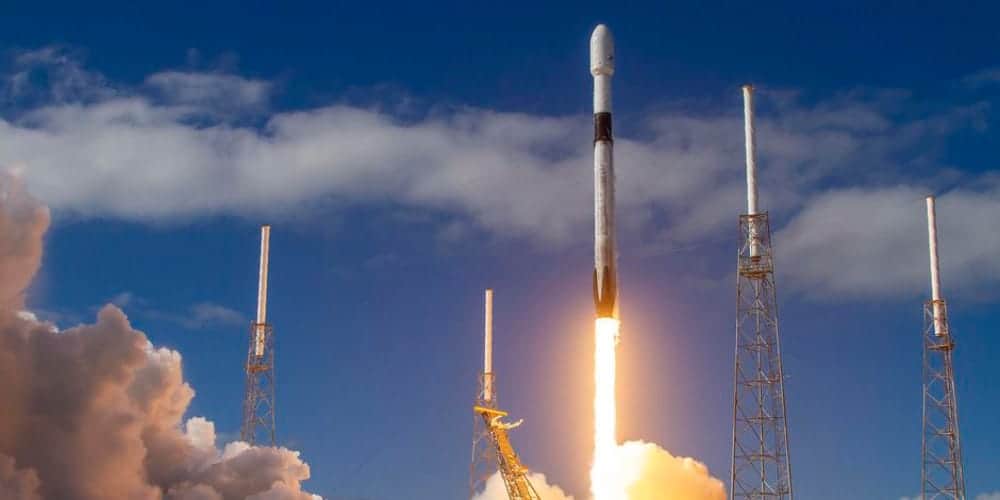 SpaceX usa os foguetes Falcon 9 para lançamento do tipo (foto), mas segunda geração de satélites da Starlink é configurada para usar a Starship, que ainda não está pronta