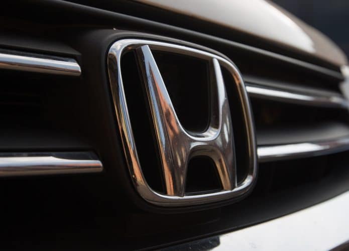 Detalhe do símbolo da Honda em carro SUV