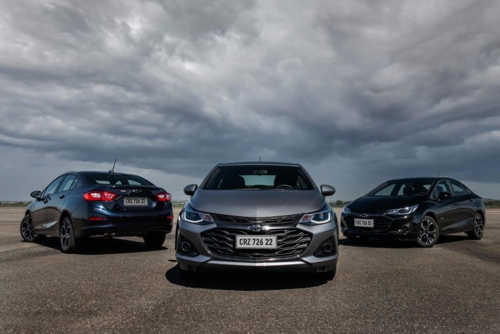 Três veículos Cruze do modelo Midtnight