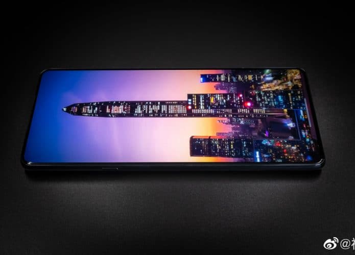 Imagem vazada na rede social Weibo mostra versão com câmera sob a tela do Moto Edge X30