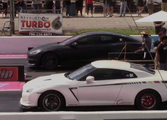 Tesla Model S Plaid e Nissan GT-R na largada da corrida