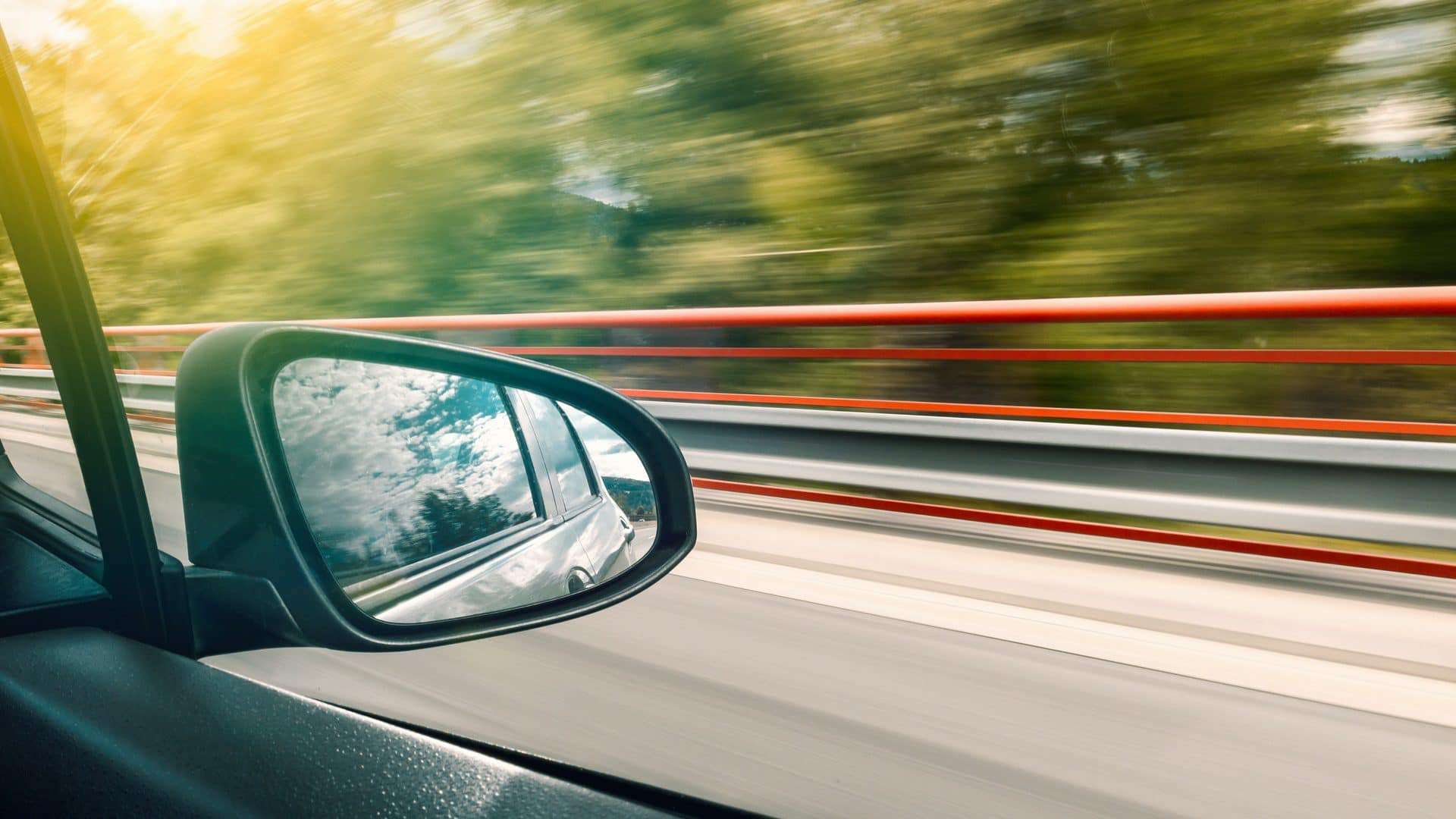 Imagem de um veículo em uma rodovia para ilustrar que uma empresa bloqueou um carro em movimento