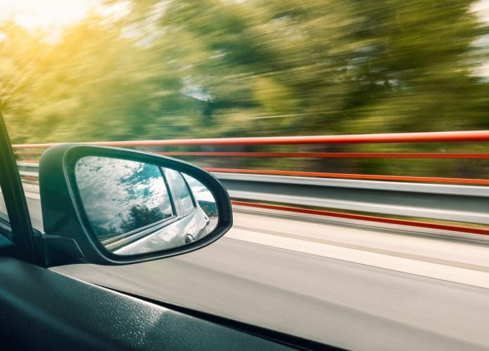 Imagem de um veículo em uma rodovia para ilustrar que uma empresa bloqueou um carro em movimento