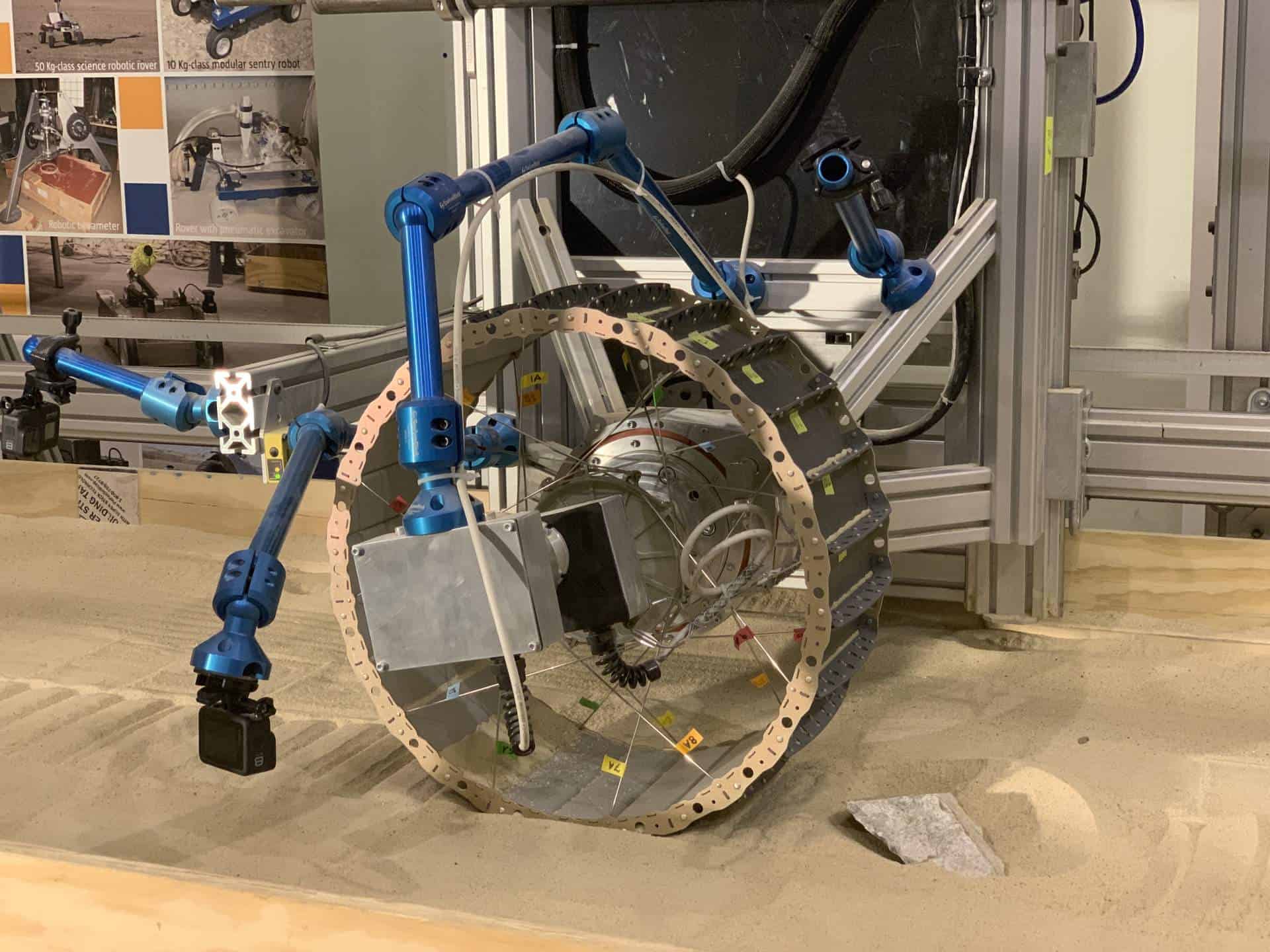 Roda 100% de metal do rover lunar “caçador de água” da Nasa é testada