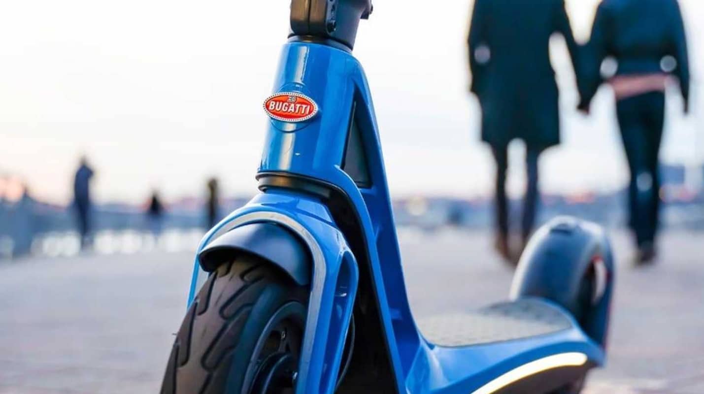 Destaque da parte da frente da scooter elétrica da Bugatti