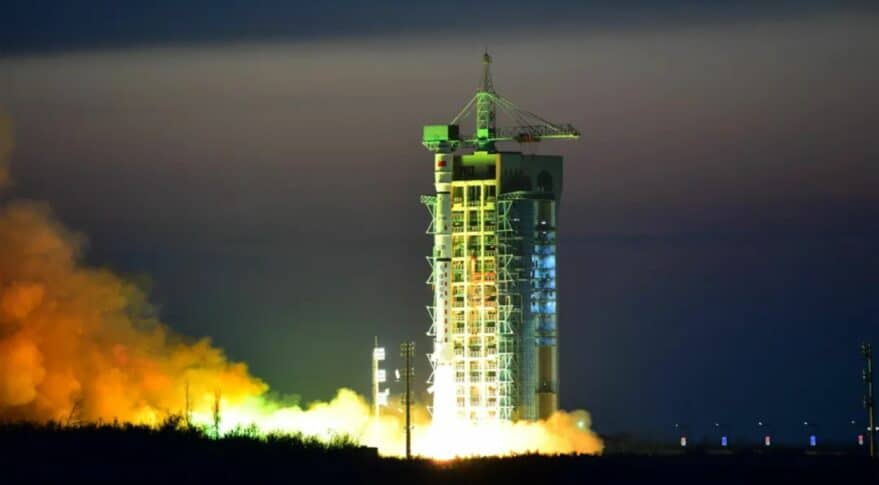 Imagem mostra momento do primeiro lançamento de foguete da China, com o foguete Long March ao centro