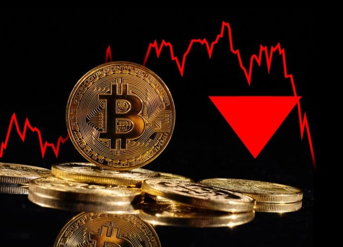 Imagem ilustra queda no valor do Bitcoin no mercado de criptomoedas
