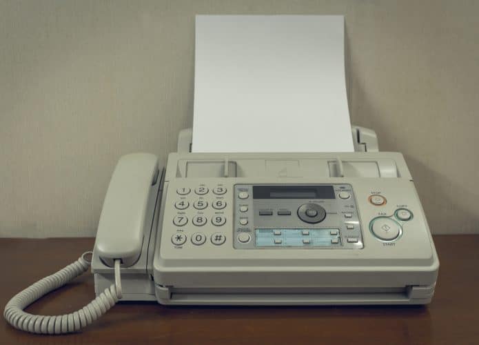 M;aquina de fax sobre a mesa