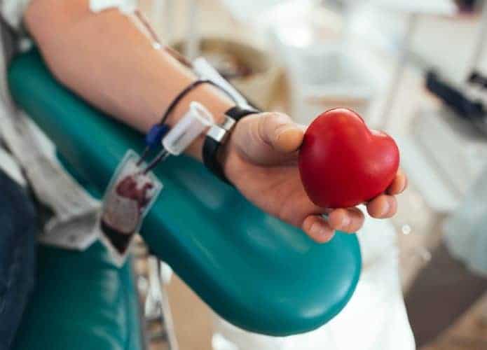 Doador de sangue aperta borracha em forma de coração