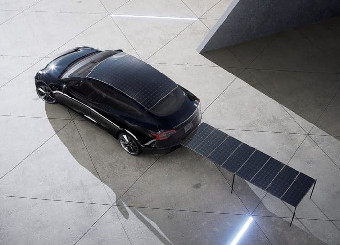 Carro com painel do kit solar estendido