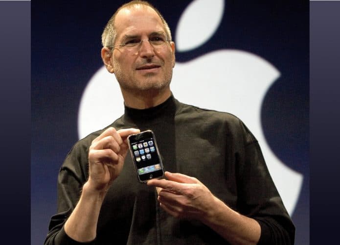 Steve Jobs apresenta o iPhone em 2007. iPhone: Dispositivo completou 10 anos no dia 9 de janeiro de 2022