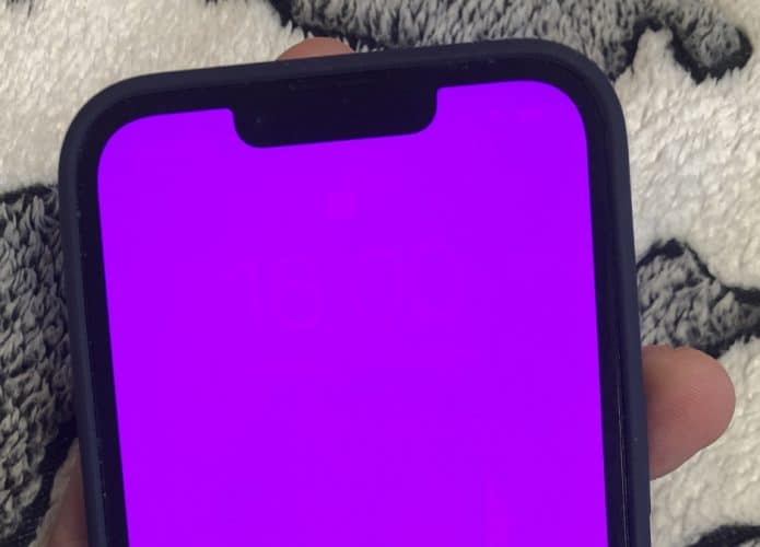 iPhone 13 com bug da tela rosa