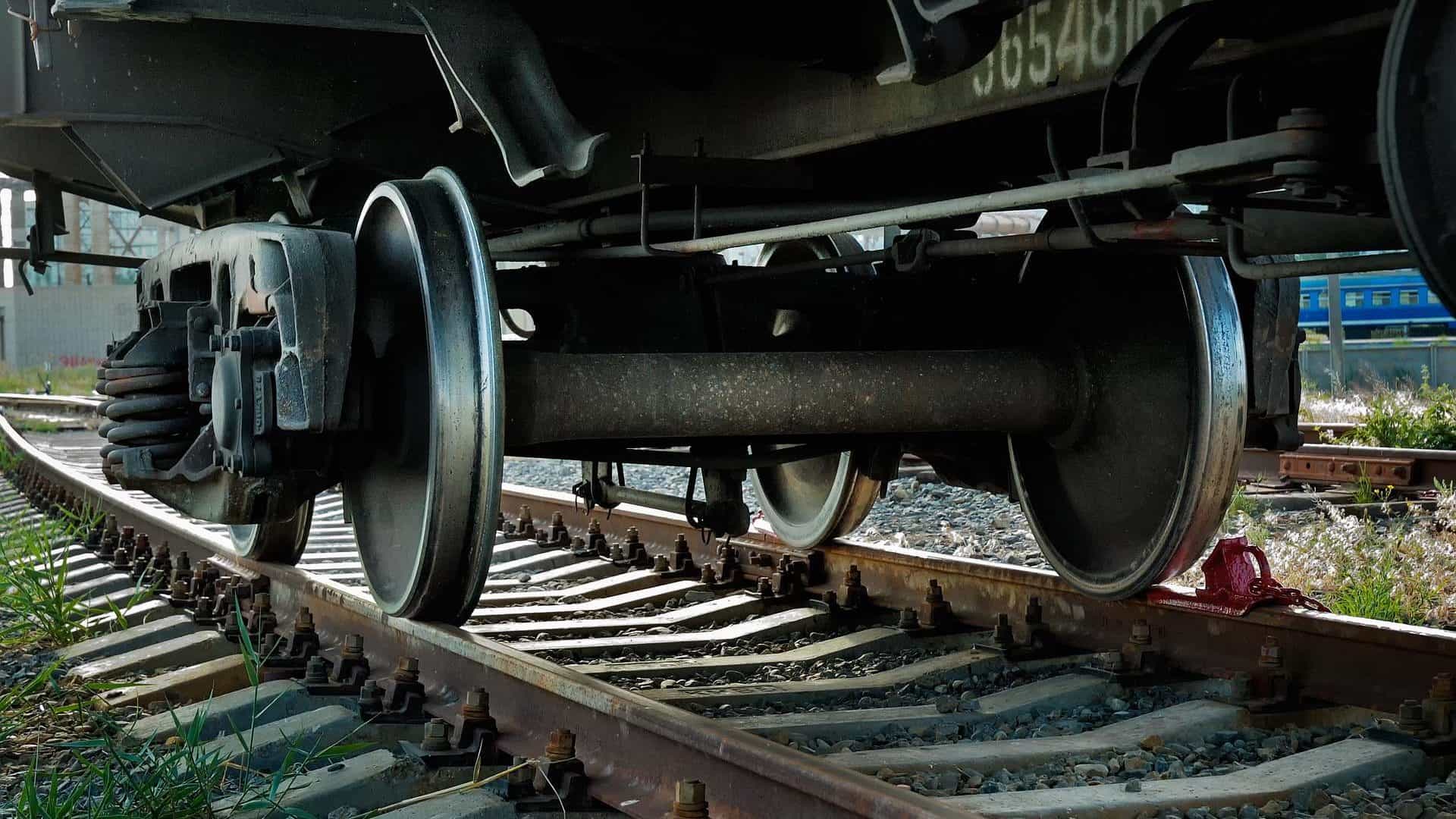 Detalhe da parte de baixo de um trem em uma ferrovia para ilustrar o ataque hacker na Bielorrússia