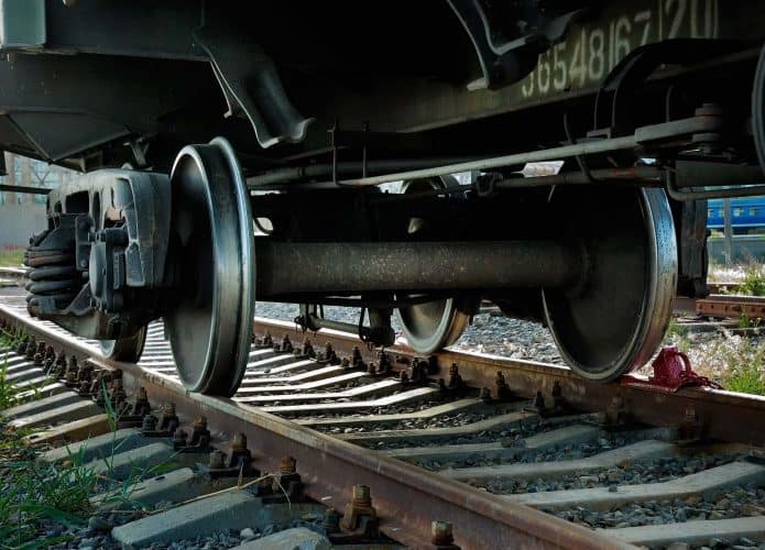 Detalhe da parte de baixo de um trem em uma ferrovia para ilustrar o ataque hacker na Bielorrússia