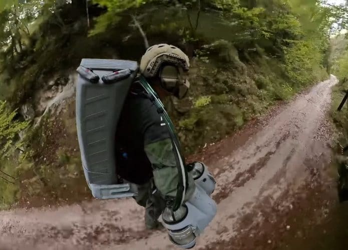 Cena do traje a jato sendo usado por militar da OTAN em montanha da Eslovênia
