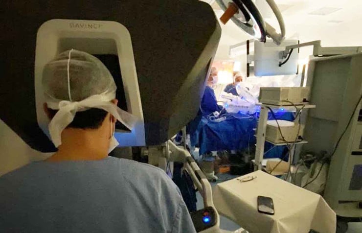 Médicos durante a operação que transplantou um rim de porco para um paciente humano 