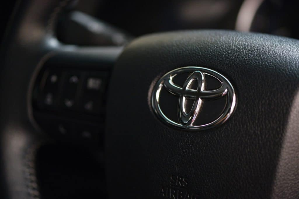 Volante de um carro da Toyota, que prepara sistema operacional para 2025