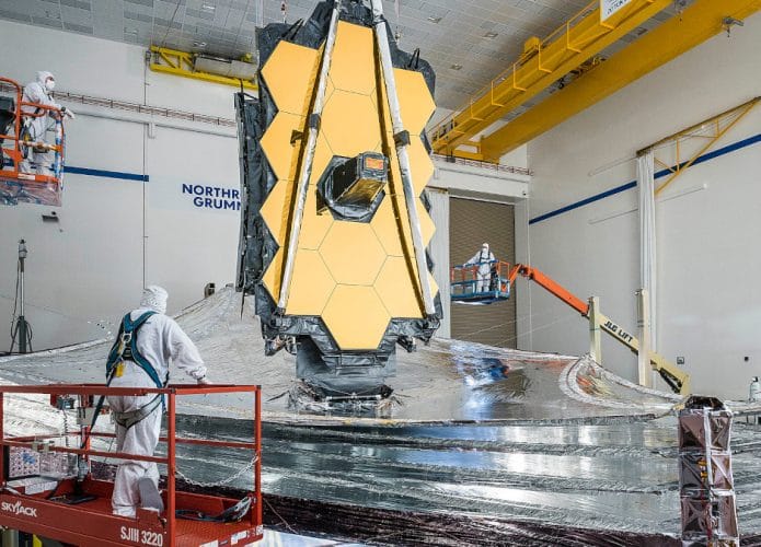 Engenheiros testam a montagem do escudo solar do telescópio espacial James Webb