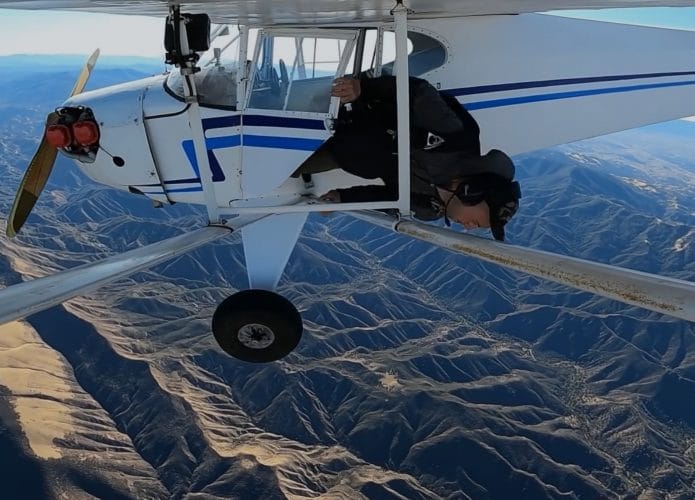 Youtuber saltando de avião