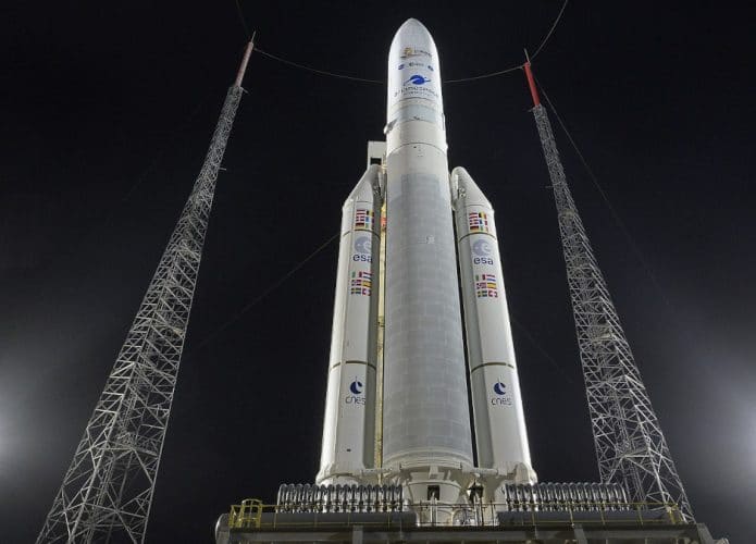Ariane 5 na plataforma de lançamento, com o telescópio espacial James Webb a bordo